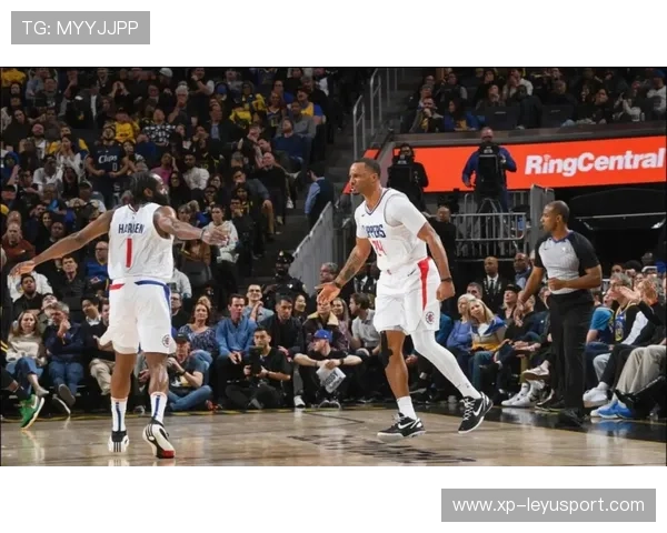 伦纳德：比赛末一次防守扭伤了脚踝，明天早上看看感觉如何，伦纳德脚踝受了什么伤